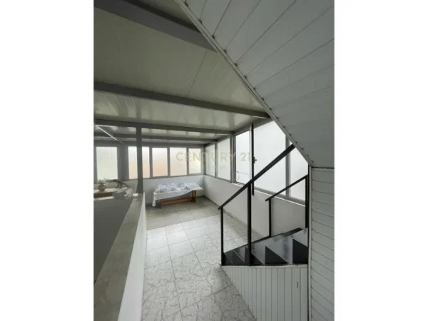 Tirane, shes apartament 2+1 Kati 3, 374 m² 520.000 € (Ambasada Amerikane)