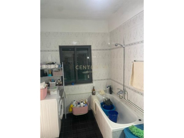 Tirane, shes apartament 2+1 Kati 3, 374 m² 520.000 € (Ambasada Amerikane)