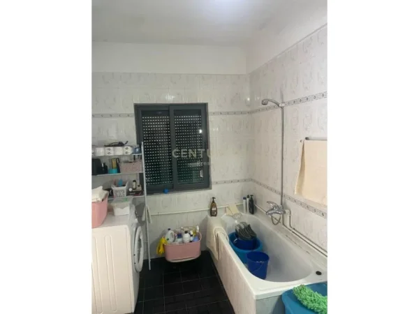 Tirane, shes apartament 2+1 Kati 3, 374 m² 520.000 € (Ambasada Amerikane)