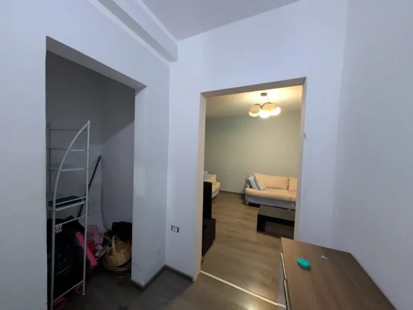 Tirane, jepet me qera apartament 1+1 Kati 4, 60 m² 400 € (Rruga Irfan Tomini)