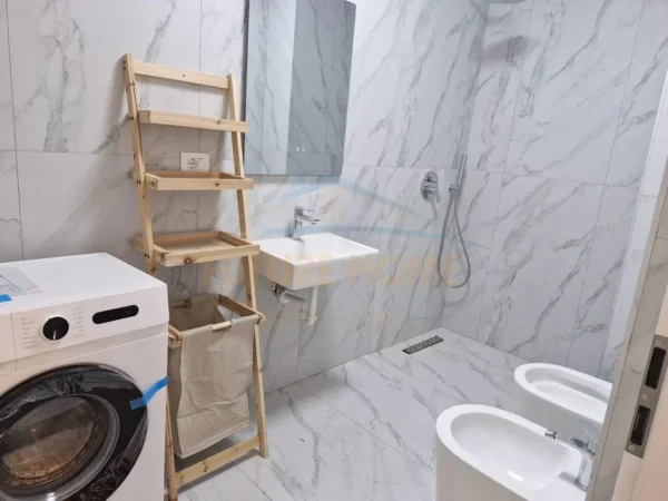 Tirane, jepet me qera apartament 1+1+Ballkon Kati 7, 53 m² 450 € (Ali Demi, Tiranë)