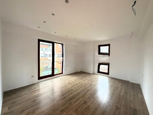 Tirane, jepet me qera zyre Kati 3, 124 m² 1.800 € (rruga e kavajes)