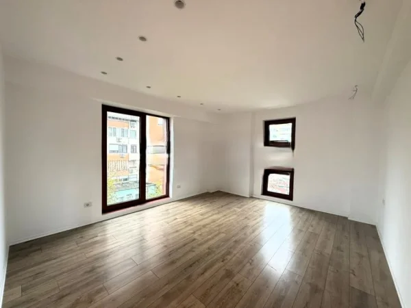 Tirane, jepet me qera zyre Kati 3, 124 m² 1.800 € (rruga e kavajes)