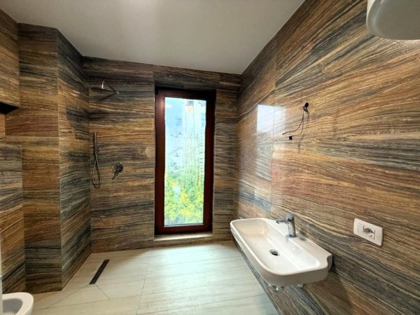 Tirane, jepet me qera zyre Kati 3, 124 m² 1.800 € (rruga e kavajes)