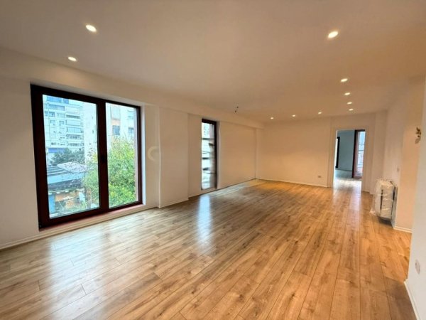 Tirane, jepet me qera zyre Kati 3, 124 m² 1.800 € (rruga e kavajes)