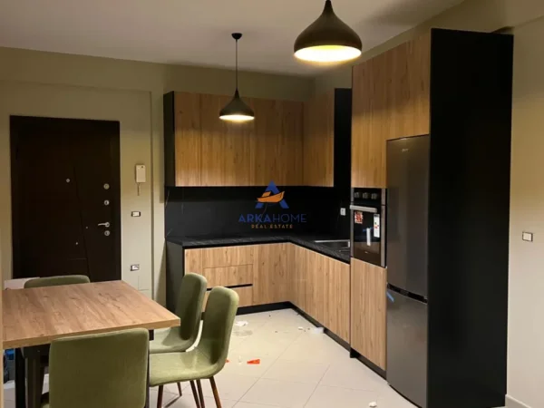 Tirane, jepet me qera apartament 2+1+Ballkon Kati 3, 112 m² 650 € (KOPSHTI BOTANIK)