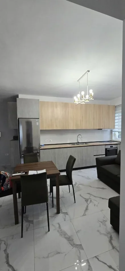 Tirane, jepet me qera apartament 2+1+Ballkon Kati 3, 82 m² 650 € (Liqeni i Thate)