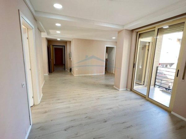 Tirane, jepet me qera ambjent biznesi Kati 1, 104 m² 1.000 € (Komuna e parisit)