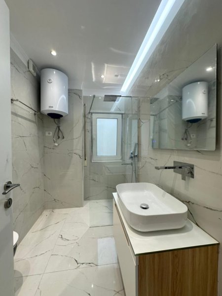 Tirane, jepet me qera apartament 2+1+Ballkon Kati 3, 95 m² 1.000 € (Him Kolli)