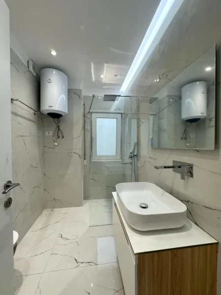 Tirane, jepet me qera apartament 2+1+Ballkon Kati 3, 95 m² 1.000 € (Him Kolli)