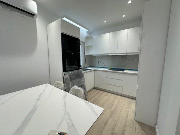 Tirane, jepet me qera apartament 2+1+Ballkon Kati 3, 95 m² 1.000 € (Him Kolli)