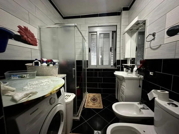 Shqiperi, jepet me qera apartament 2+1 Kati 3, 114 m² 550 € (PRANE BAR RETURN)  UNA60727