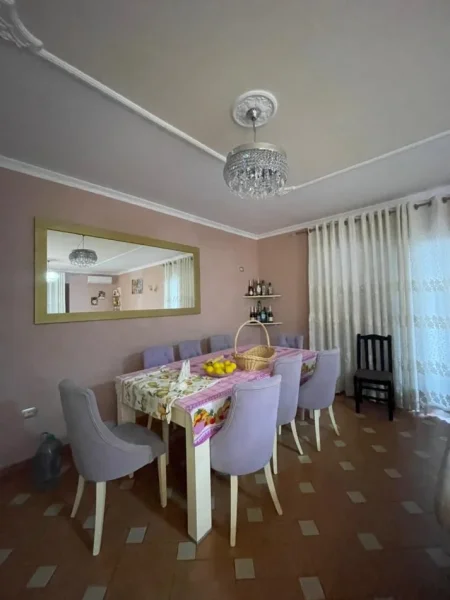 Tirane, jepet me qera Vile 2 Katshe , 230 m² 800 € (Sauk i Vjeter)