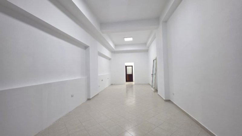 Vlore, jepet me qera ambjent biznesi Kati 0, 45 m² 500 € (Blv.Ismail Qemali)
