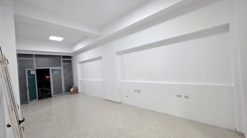 Vlore, jepet me qera ambjent biznesi Kati 0, 45 m² 500 € (Blv.Ismail Qemali)