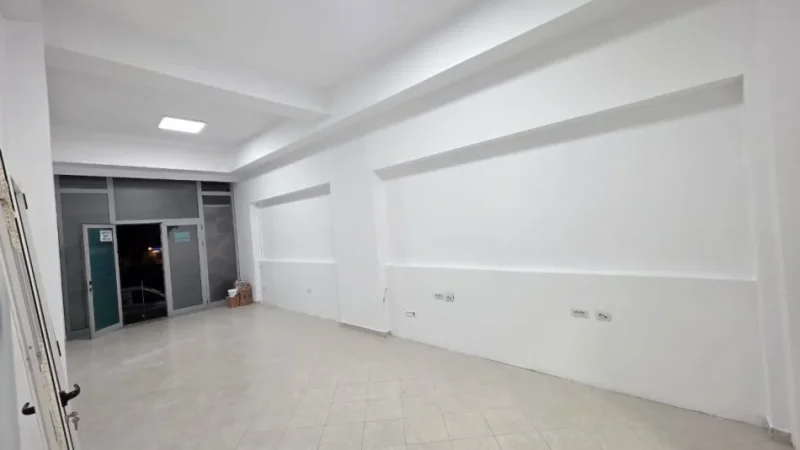 Vlore, jepet me qera ambjent biznesi Kati 0, 45 m² 500 € (Blv.Ismail Qemali)