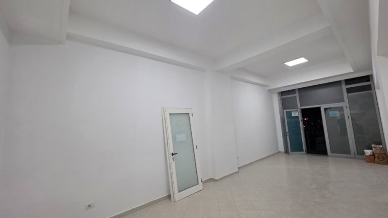 Vlore, jepet me qera ambjent biznesi Kati 0, 45 m² 500 € (Blv.Ismail Qemali)