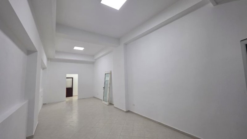 Vlore, jepet me qera ambjent biznesi Kati 0, 45 m² 500 € (Blv.Ismail Qemali)