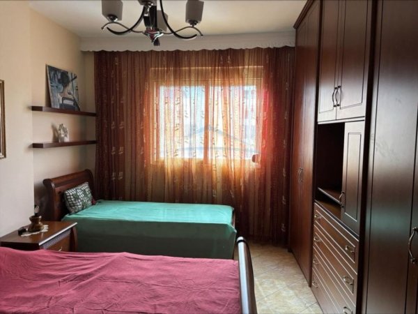 Vlore, jepet me qera apartament 2+1+Ballkon Kati 6, 500 € (LUNGO MARE)