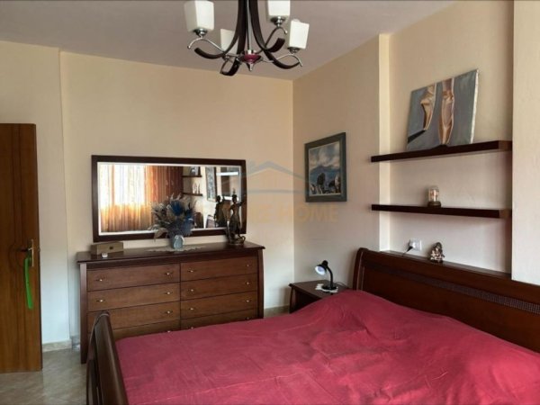 Vlore, jepet me qera apartament 2+1+Ballkon Kati 6, 500 € (LUNGO MARE)