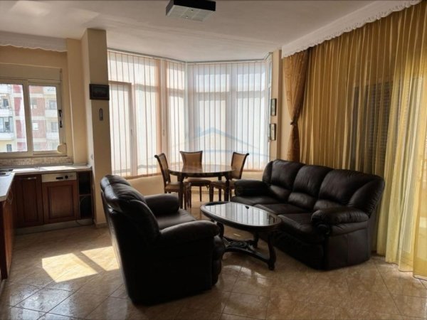Vlore, jepet me qera apartament 2+1+Ballkon Kati 6, 500 € (LUNGO MARE)