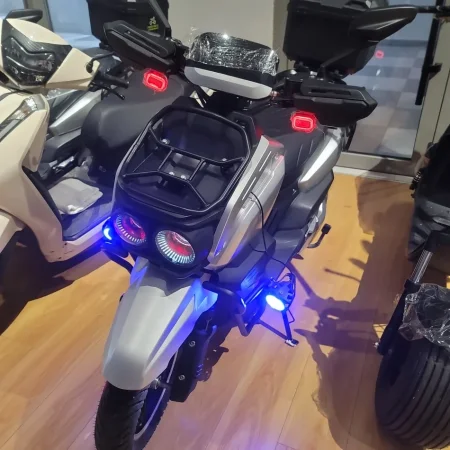 Tirane, shes Scooter Motorr , gri e erret 1 km 2.000 €