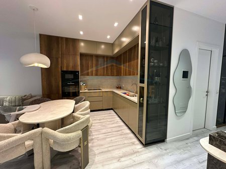 Tirane, shitet apartament 2+1 Kati 7, 100 m² 250.000 € (5 MAJI,QENDRA EMERALD)