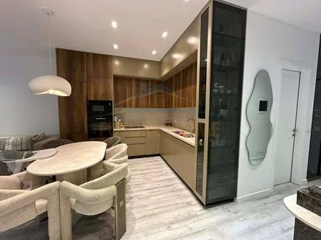 Tirane, shitet apartament 2+1 Kati 7, 100 m² 250.000 € (5 MAJI,QENDRA EMERALD)