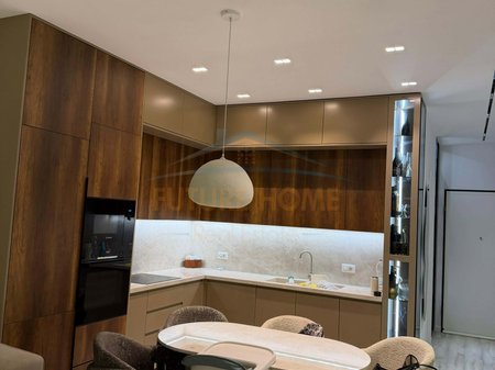 Tirane, shitet apartament 2+1 Kati 7, 100 m² 250.000 € (5 MAJI,QENDRA EMERALD)