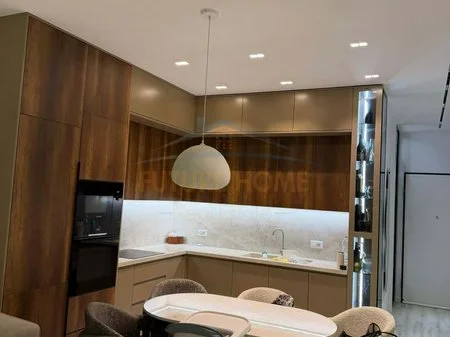 Tirane, shitet apartament 2+1 Kati 7, 100 m² 250.000 € (5 MAJI,QENDRA EMERALD)