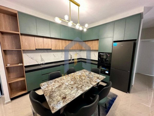 Tirane, jap me qera apartament 2+1+Ballkon Kati 4, 115 m² 1.000 € (Farek Lake Lande Residence)