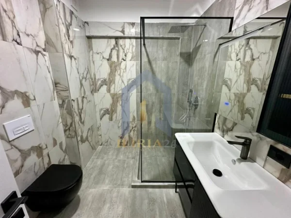 Tirane, jap me qera apartament 2+1+Ballkon Kati 4, 115 m² 1.000 € (Farek Lake Lande Residence)