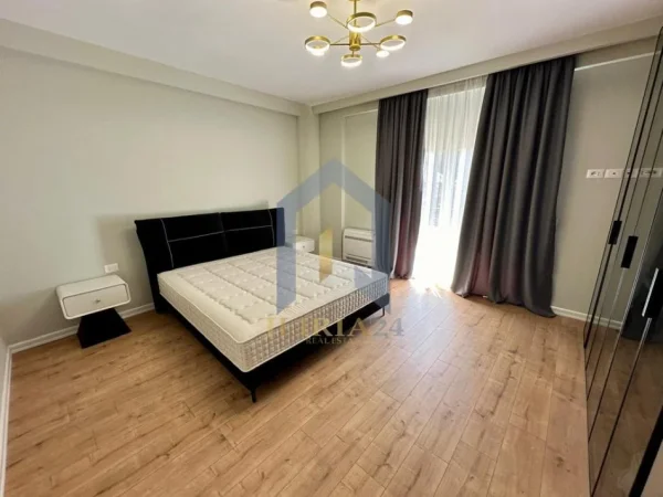 Tirane, jap me qera apartament 2+1+Ballkon Kati 4, 115 m² 1.000 € (Farek Lake Lande Residence)