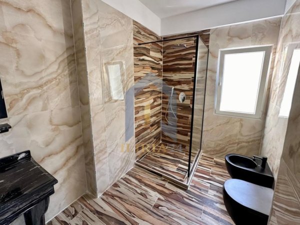 Tirane, jap me qera apartament 2+1+Ballkon Kati 4, 115 m² 1.000 € (Farek Lake Lande Residence)