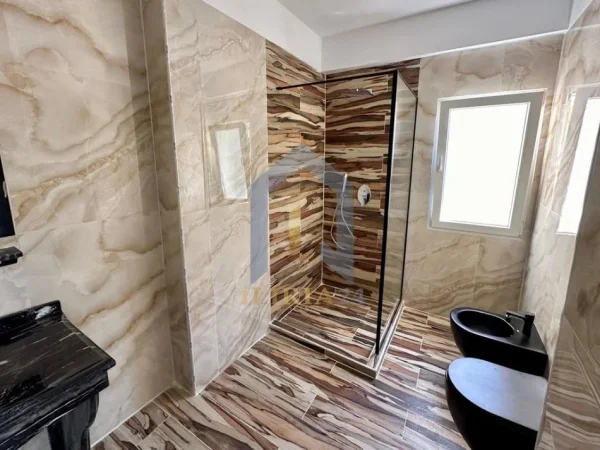 Tirane, jap me qera apartament 2+1+Ballkon Kati 4, 115 m² 1.000 € (Farek Lake Lande Residence)