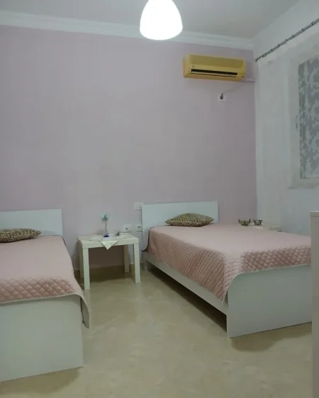 Tirane, jepet me qera apartament 2+1 Kati 2, 87 m² 520 € (fresku)