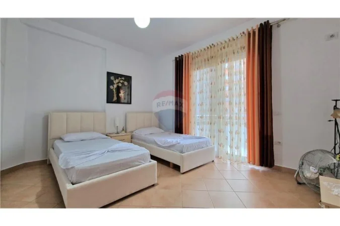 Vlore, jepet me qera apartament 2+1+Ballkon Kati 4, 115 m² 550 € (rruga e Cipajve, Vlore)