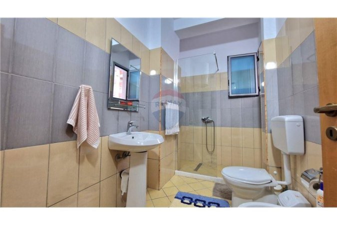 Vlore, jepet me qera apartament 2+1+Ballkon Kati 4, 115 m² 550 € (rruga e Cipajve, Vlore)