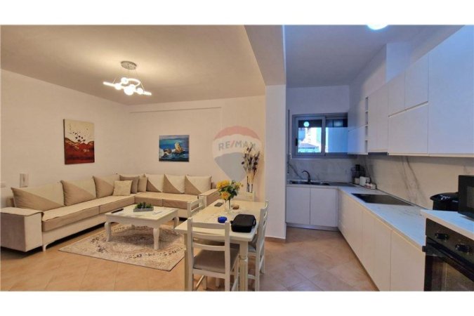 Vlore, jepet me qera apartament 2+1+Ballkon Kati 4, 115 m² 550 € (rruga e Cipajve, Vlore)