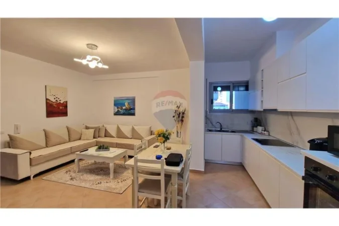 Vlore, jepet me qera apartament 2+1+Ballkon Kati 4, 115 m² 550 € (rruga e Cipajve, Vlore)