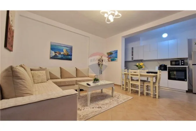 Vlore, jepet me qera apartament 2+1+Ballkon Kati 4, 115 m² 550 € (rruga e Cipajve, Vlore)