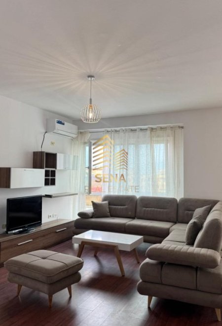 Tirane, jepet me qera apartament 2+1+Ballkon Kati 4, 110 m² 700 € (Komuna e Parisit)