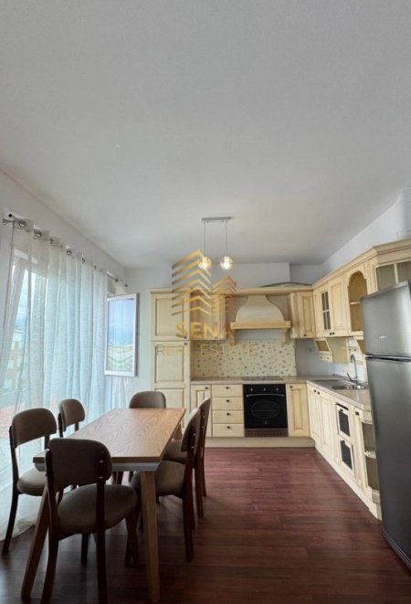 Tirane, jepet me qera apartament 2+1+Ballkon Kati 4, 110 m² 700 € (Komuna e Parisit)
