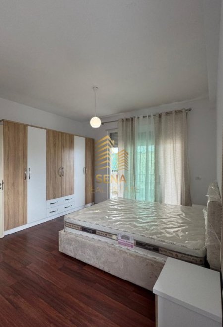 Tirane, jepet me qera apartament 2+1+Ballkon Kati 4, 110 m² 700 € (Komuna e Parisit)