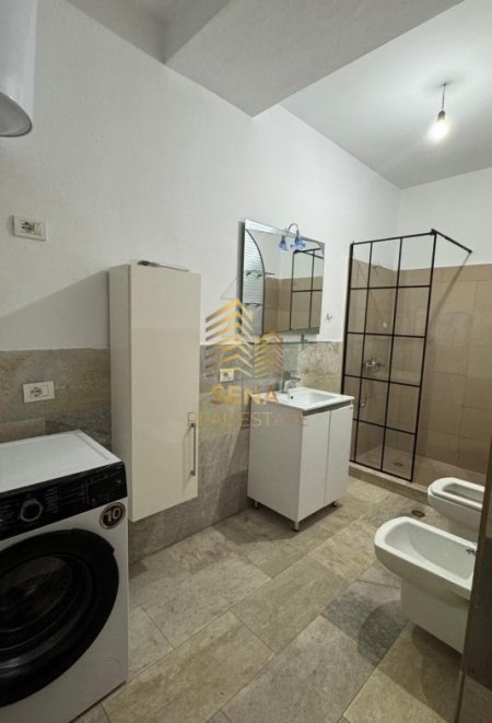 Tirane, jepet me qera apartament 2+1+Ballkon Kati 4, 110 m² 700 € (Komuna e Parisit)