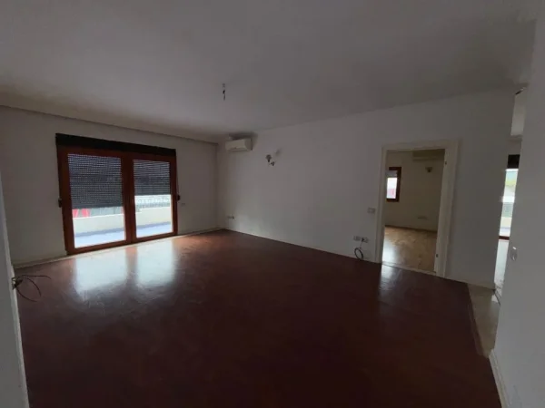 Tirane, jepet me qera zyre , 500 m² 5.000 €