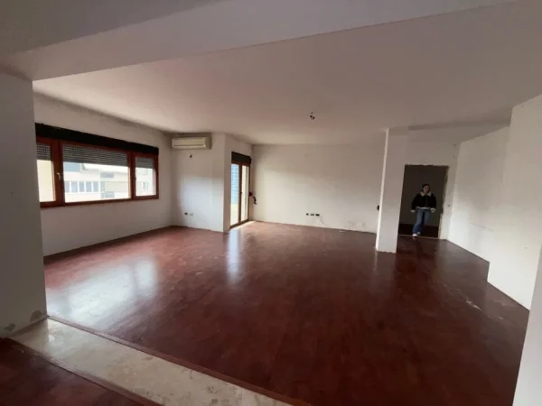 Tirane, jepet me qera zyre , 500 m² 5.000 €