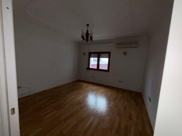 Tirane, jepet me qera zyre , 500 m² 5.000 €