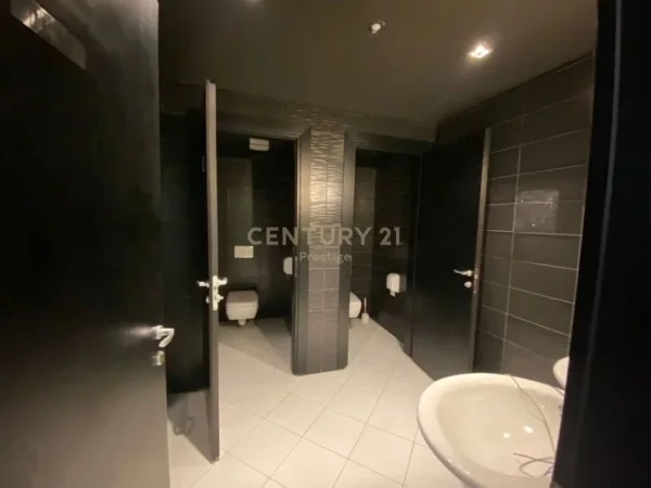 Tirane, jepet me qera ambjent biznesi Kati 0, 200 m² 1.000 € 