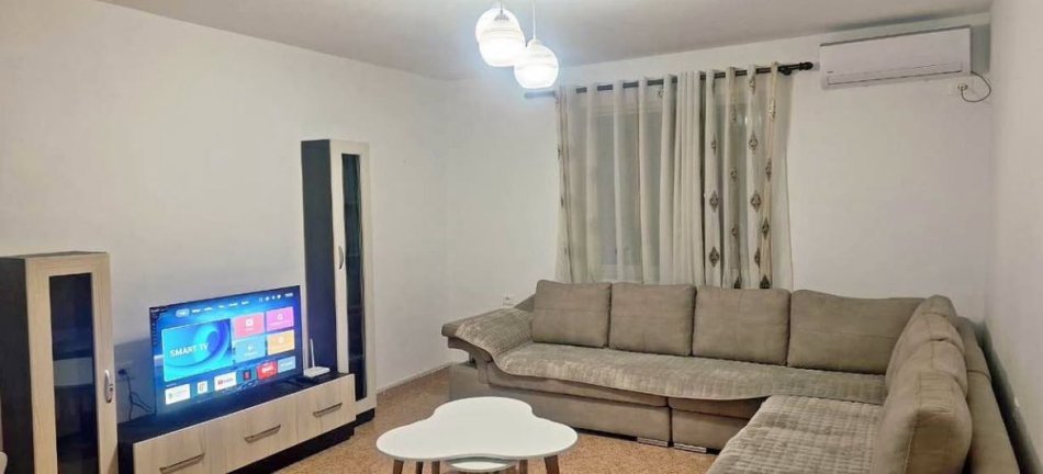 Tirane, jepet me qera apartament 1+1+Ballkon Kati 4, 65 m² 450 € (ALI DEMI)